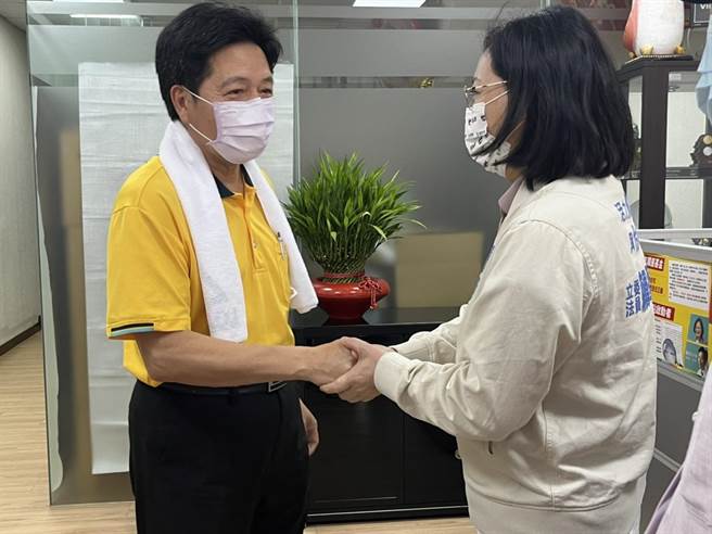 民眾党桃园市长参选人赖香伶（右）11日拜访前立委郑宝清（左）。（陈梦茹摄）