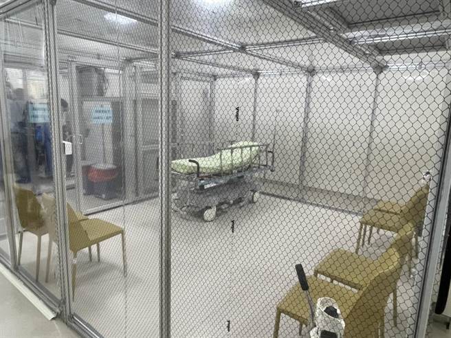 高雄市立联合医院新建「户外防疫站」，不仅提供民眾更好的医疗品质，更让第一线医护拥有更安全的诊疗环境。（洪浩轩摄）