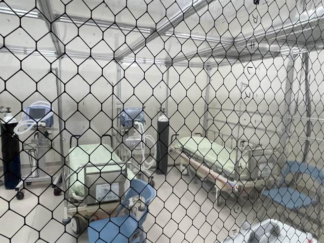 高雄市立联合医院新建「户外防疫站」，不仅提供民眾更好的医疗品质，更让第一线医护拥有更安全的诊疗环境。（洪浩轩摄）