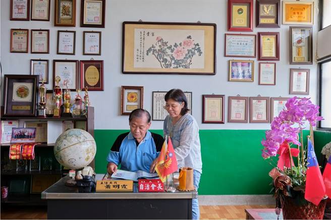 贸商社区发展协会理事长高宁松将军与担任贸商里长的太太萧明霞，共同打造的新北市五股区眷村文史馆，，致力于搜罗珍贵的眷村文物与推广眷村文化。(新北市政府文化局提供)