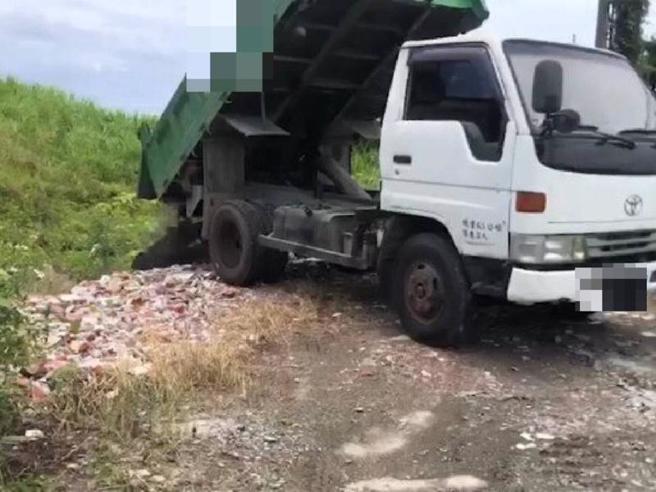 海巡署东部分署第一二岸巡队石梯安检所人员9日在台11线71.5K处道路旁空地发现疑似有非法倾倒柏油碎石废弃物，随即组成专案小组，10日上午发现一辆工程车在景点月洞附近小径违规倾倒废弃物，当场查获2名犯嫌及证物。（图 / 中央社）