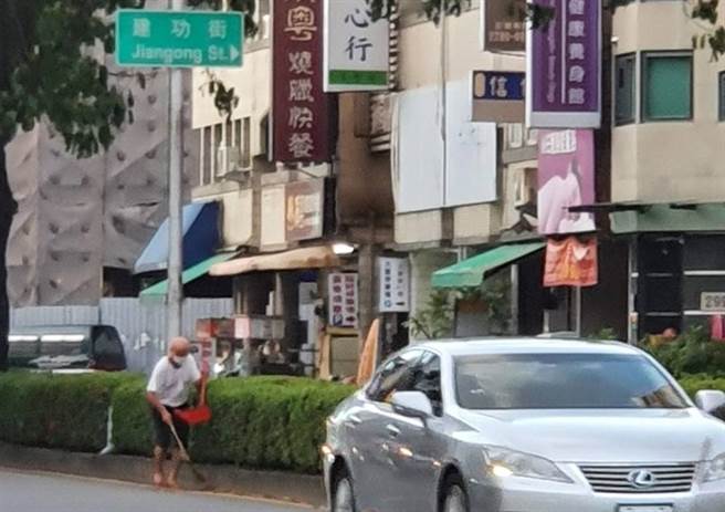 台中東區1名年約60多歲的熱心阿伯見安全島旁佈滿落葉，熱心上前就沿快車道清掃，但身旁車輛不斷疾駛而過，險象環生。（台中市第三分局提供／馮惠宜台中傳真）