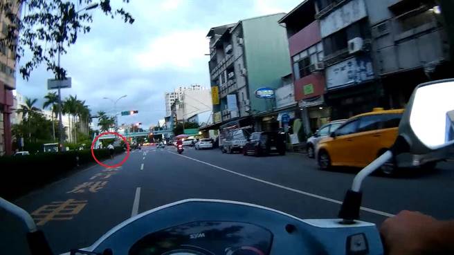 台中東區1名年約60多歲的熱心阿伯見安全島旁佈滿落葉，熱心上前就沿快車道清掃，但身旁車輛不斷疾駛而過，險象環生。（台中市第三分局提供／馮惠宜台中傳真）