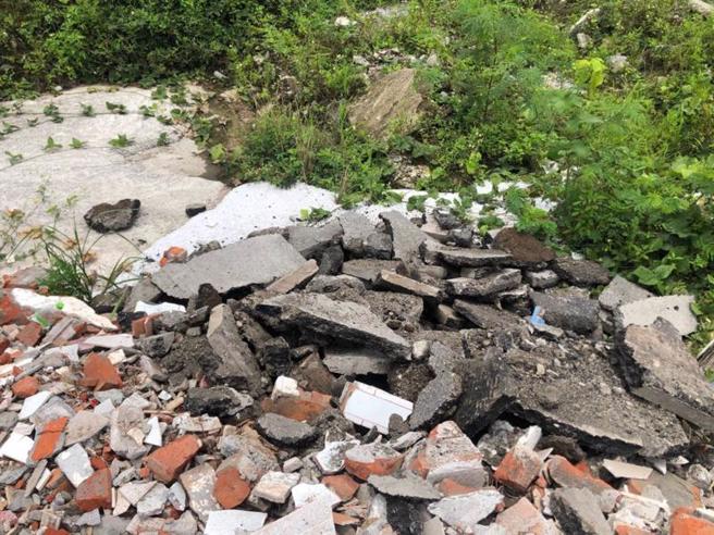 海巡署东部分署第一二岸巡队石梯安检所9日于台11线风景区巡逻，发现疑似有非法倾倒柏油碎石废弃物，10日派员埋伏、监控，上午在相隔逾5公里处查获2名嫌犯违规倾倒，当场查扣移送侦办。（图 / 中央社）