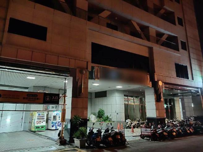 台中市杜姓男子10日晚間酒後持刀自傷，同居的林姓女子發現後欲阻止杜男，奪刀時也造成輕微外傷，警方獲報到場，立即將受傷的2人送醫。（圖 / 中央社）