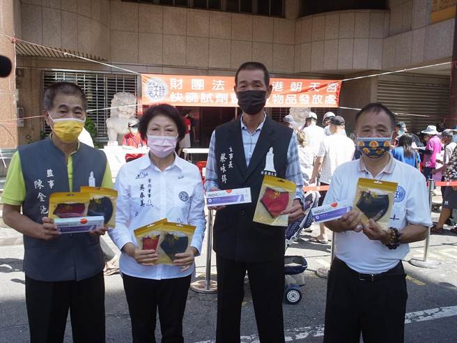 弱势民眾舍不得买快筛剂，云林县北港朝天宫免费发送。（张朝欣摄）