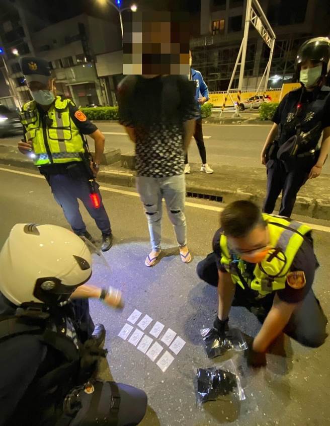 许男车辆的后坐藏有99包毒品，警方又在后车厢查获1把武士刀及1把瓦斯枪，员警立即将许男逮捕，依毒品危害防制条例、枪炮弹药刀械管制条例等罪移送侦办。（翻摄画面／洪浩轩高雄传真）