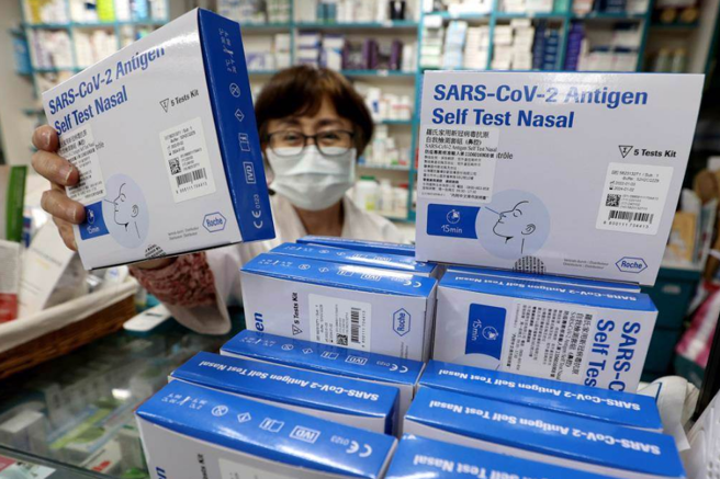 民眾购买快筛试剂的单双号限制，将自下周一起取消。（资料照）