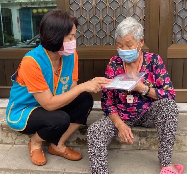 因應新冠肺炎疫情，高雄市社會局關懷獨居長輩，志工親送快篩試劑給長輩。（高雄市社會局提供／林瑞益高雄傳真）