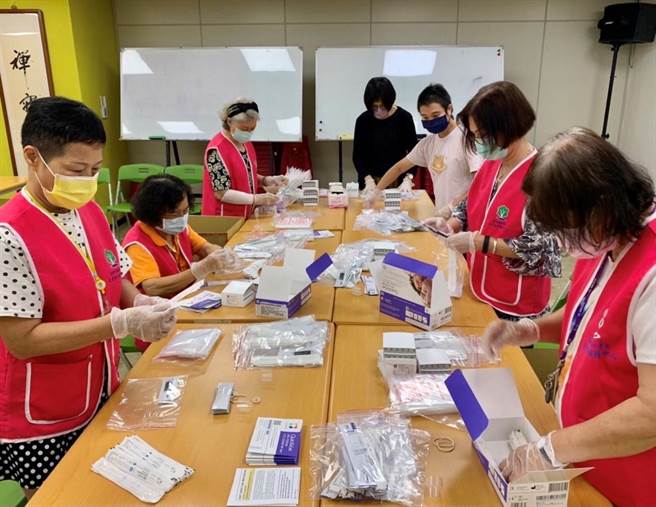 因應新冠肺炎疫情，高雄市社會局動員志工，整理快篩試劑。（高雄市社會局提供／林瑞益高雄傳真）
