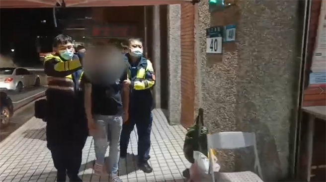 新北淡水昨(10)日发生一起围殴事件，在学府路有4名男子围殴1人，警方赶抵现场后4人已逃逸无踪，伤者被打到双手骨折、头部、手脚均有撕裂伤，淡水警当晚便火速将犯嫌全数速拘提到案。(淡水警分局提供)