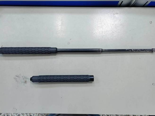 4名嫌犯以徒手及甩棍殴打受害者成伤。(淡水警分局提供)