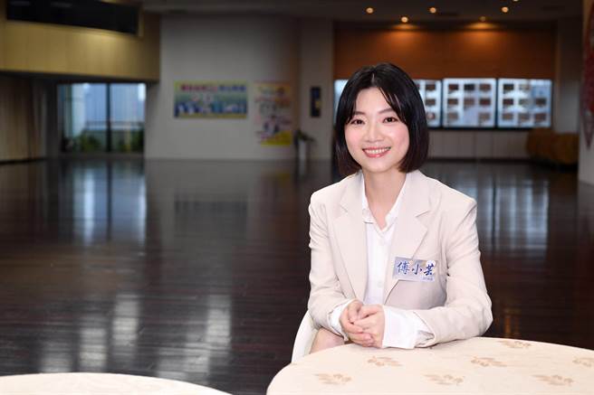 傅小芸笑说最怕忘记就是银行跟手机密码。（LiTV、大爱电视台提供）