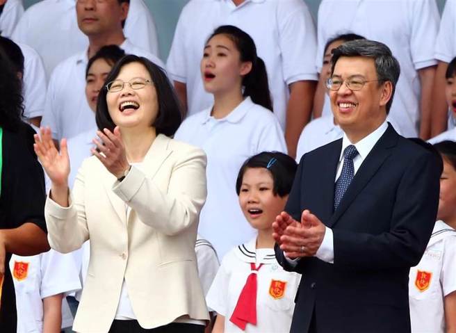 Ptt乡民们指出，总统蔡英文2016年就职以来，「网军变多了」最让他们有感，图为2016年总统蔡英文（左）与前副总统陈建仁（右）参加520就职大典。（本报资料照/陈信翰摄）