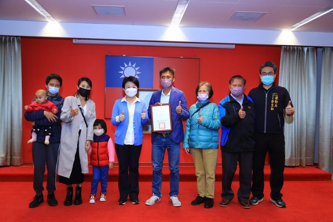 蒋介文(中)带着家人前往台中市政府拜会卢秀燕市长。(台中市政府运动局提供)