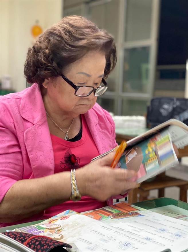 今年高龄83岁的蔡素贞，以勤奋努力的学习态度，受到学校老师的尊敬。（基隆市教育处提供／张志康基隆传真）