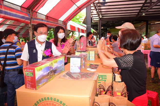 鹿谷乡农会11日举办春季高级冻顶乌龙茶展售会，南投县长林明溱、立委许淑华等人到场颁奖力荐。（南投县府提供／陈淑芬南投传真）