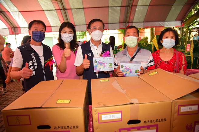 鹿谷乡农会11日举办春季高级冻顶乌龙茶展售会，南投县长林明溱、立委许淑华等人到场颁奖力荐。（南投县府提供／陈淑芬南投传真）