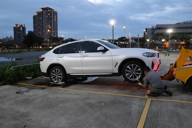 王姓凶嫌将李姓夫妻遗体塞进后车厢，将休旅车弃置于桃园高铁旁停车场后，搭机逃回泰国。（蔡明亘摄）