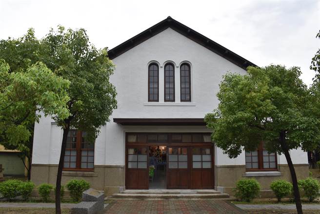 苗栗縣竹南國中校內日據時代留下的歷史建築尋常小學堂，已在月前整修完工。（謝明俊攝）
