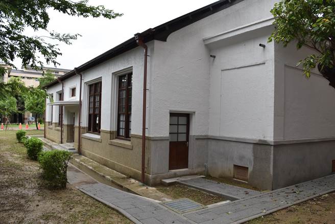 苗栗縣竹南國中校內日據時代留下的歷史建築尋常小學堂，已在月前整修完工。（謝明俊攝）
