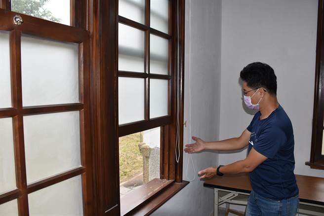 竹南國中尋常小學堂的木窗靠著隱藏在牆壁內的平衡錘來控制停止位置，可以隨意上下。（謝明俊攝）