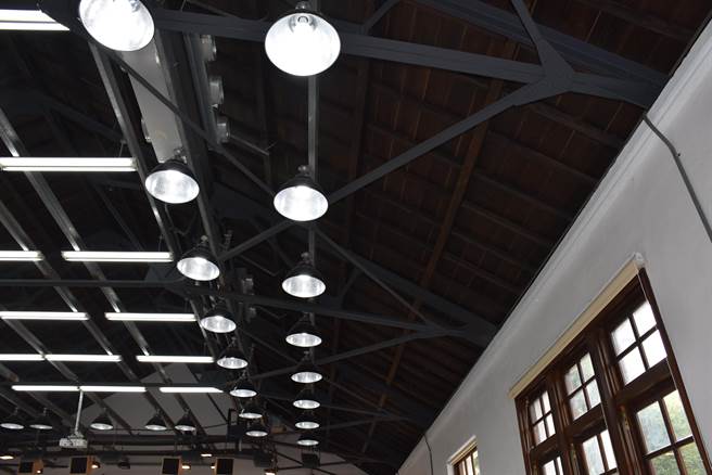 日據時代新建尋常小學堂時所用的鋼桁，仍然堅固。（謝明俊攝）