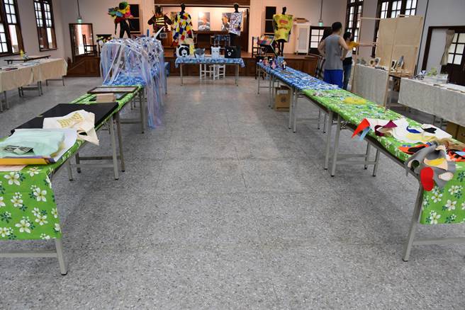 竹南國中尋常小學堂整修工程，回復最原始的磨石子地板。（謝明俊攝）