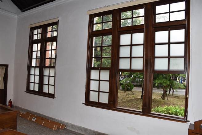 竹南國中尋常小學堂的大型木窗非簡潔大方。（謝明俊攝）
