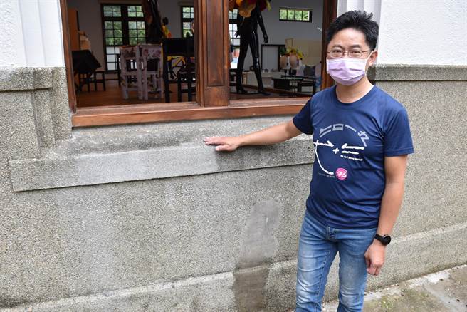 竹南國中尋堂小學堂外牆抿子石牆面略作修補，保存原有面貌。（謝明俊攝）