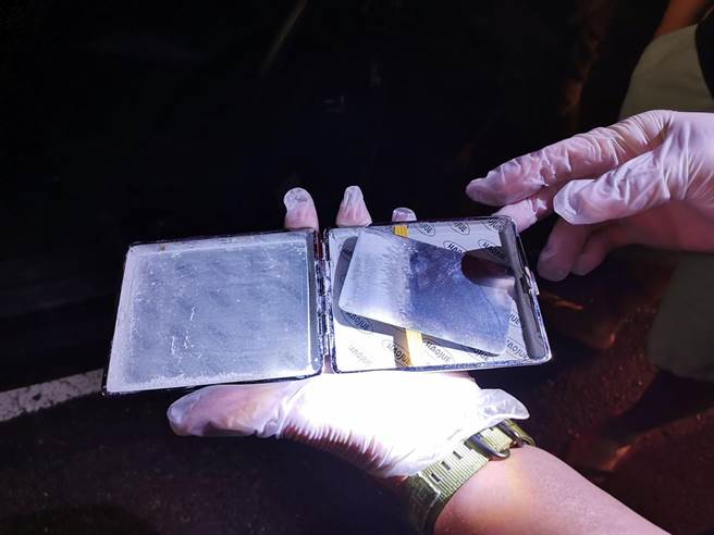 所长发现驾驶座底下有K菸盒。（翻摄照片／崔正纲高雄传真）