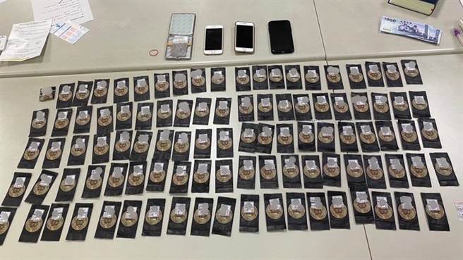 员警查获每包4.3克之毒品咖啡包99包、0.2克K他命毒品1包、K菸盒。（翻摄照片／崔正纲高雄传真）