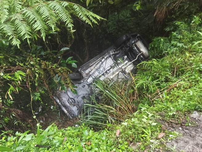 汐止勤進路發生汽車墜谷意外。（王揚傑翻攝）