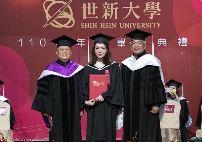 演員許瑋甯（中）參加世新大學畢業典禮，校長吳永乾（左）副校長陳清河（右）頒發畢業證書。(世新大學提供／李侑珊台北傳真)