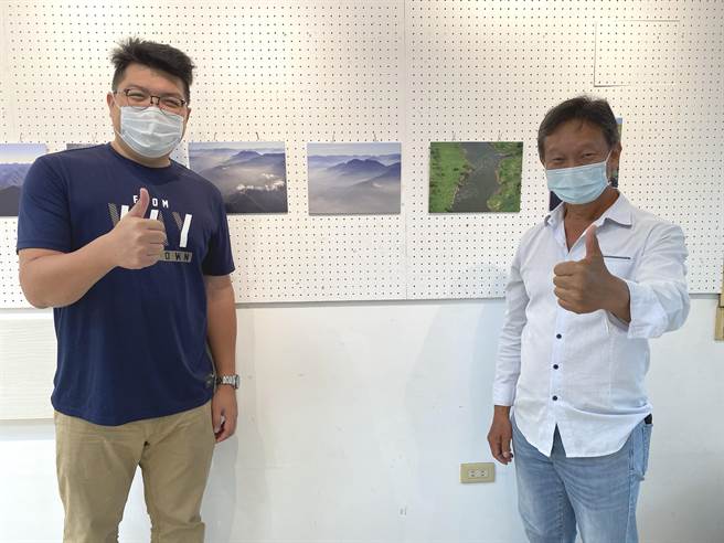 嘉義縣議員何子凡讚許魏三峰用空拍記錄台灣大地的形貌變遷。（廖素慧攝）