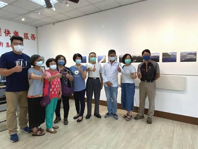 魏三峰空拍攝影展，攝影學員同好觀展。（廖素慧攝）