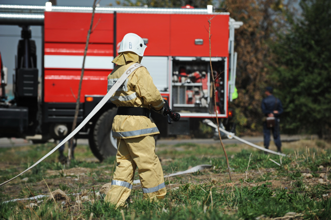 民眾控消防員很閒，不幫他撿雨衣，網友看不下去怒發文：「是不是對消防員，有啥誤解？居然理所當然要人幫你撿雨衣」？（示意圖/Shutterstock提供）