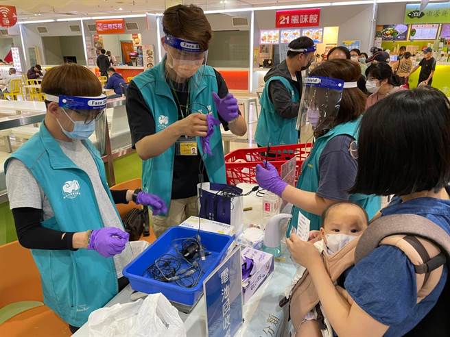 新竹市「回收生活节」开办，民眾回收兑换现金折价券。（新竹市政府提供／王惠慧新竹传真）