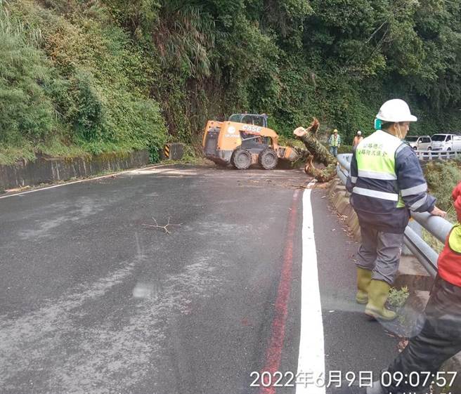 高雄市桃源區南橫公路因下雨導致落石問題，圖為工作人員日前搶通道路。（三工處提供／林瑞益高雄傳真）
