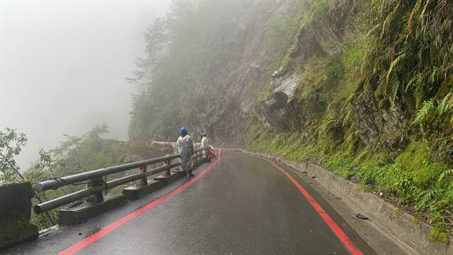 南橫公路因為下雨導致落石不斷，六龜警方呼籲民眾暫時不要上山。（警方提供／林瑞益高雄傳真）