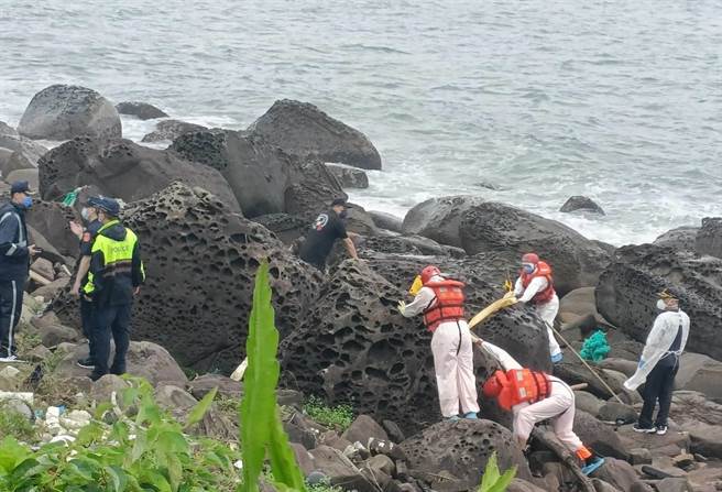滨海公路103公里处的礁岸发现一具无名男尸，海巡及警消都到场调查。（读者提供／张志康基隆传真）