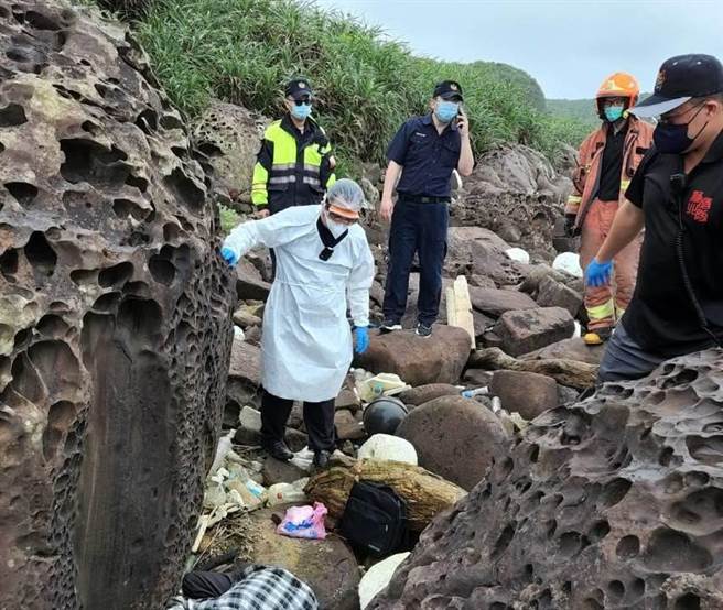 初步瞭解，男尸身上及背包里都没有身分证件，身分及死因都有待进一步相验。（读者提供／张志康基隆传真）
