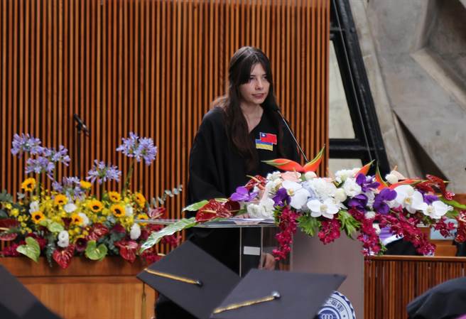 东海大学111年毕业典礼邀请毕业于乌克兰哈尔科夫国立师范大学（HNPU）的21岁乌克兰籍硕士新生赖珈翎为毕业生进行演说。（东海大学提供／冯惠宜台中传真）