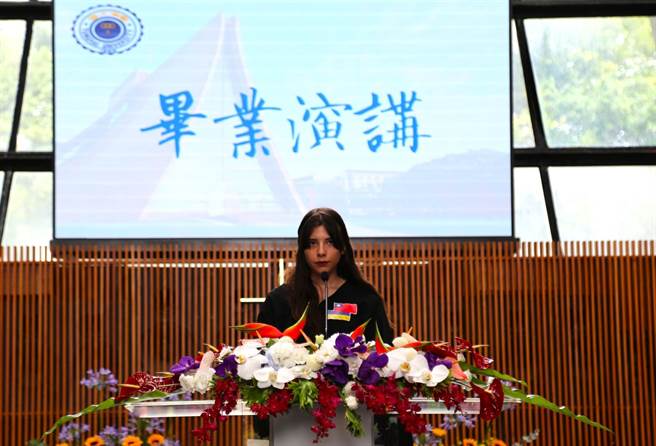 东海大学111年毕业典礼邀请毕业于乌克兰哈尔科夫国立师范大学（HNPU）的21岁乌克兰籍硕士新生赖珈翎为毕业生进行演说。（东海大学提供／冯惠宜台中传真）