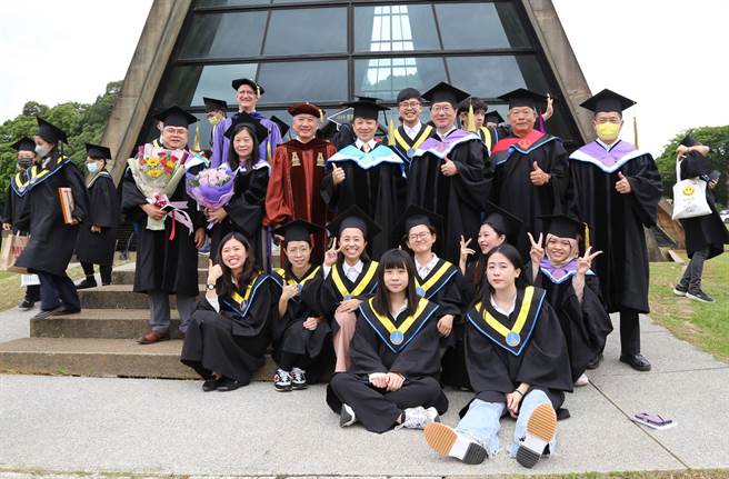 东海大学毕业典礼于11日上午在路思义教堂举行。（东海大学提供／冯惠宜台中传真）