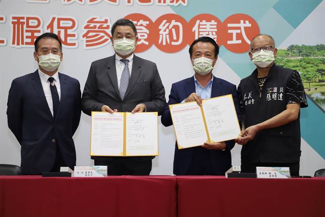 嘉義縣長翁章梁去年與廠商簽立「鹿草垃圾焚化廠升級整備工程案」促參契約。（嘉義縣政府提供／廖素慧嘉縣傳真）