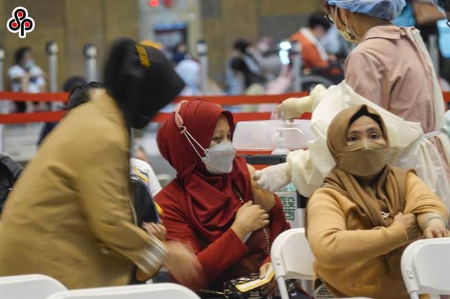 考量移工、渔工及学生为共同生活模式，群聚感染风险较高，指挥中心仍要求在原场所完成自主防疫。（报系资料照）