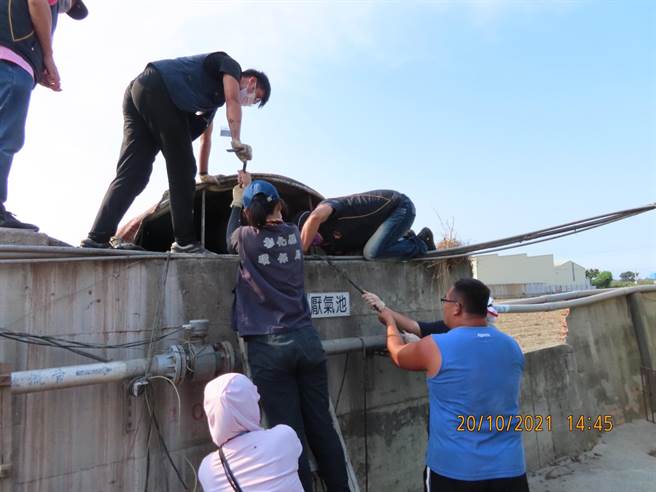 彰化县环保局查核畜牧业者废污水排放设备。（彰化县环保局提供／吴敏菁彰化传真）