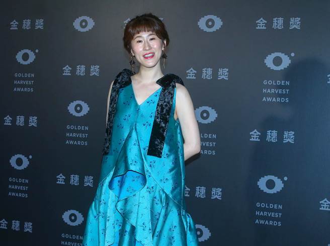 百白挑大梁主持第44届金穗颁奖典礼。（粘耿豪摄）