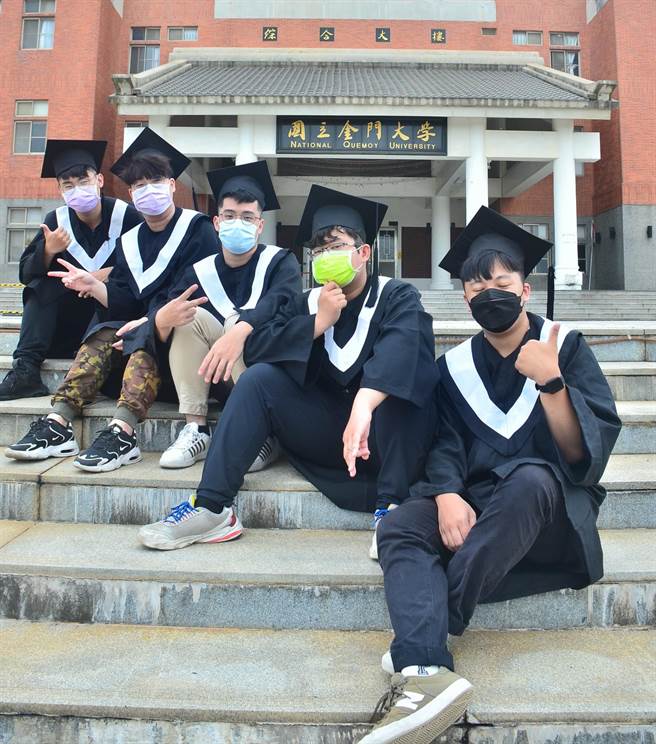 5位金大毕业生以满载大家回忆的「K0611班机」，抒发对金门和母校的依依离情。（学生家长黄志鸿提供）